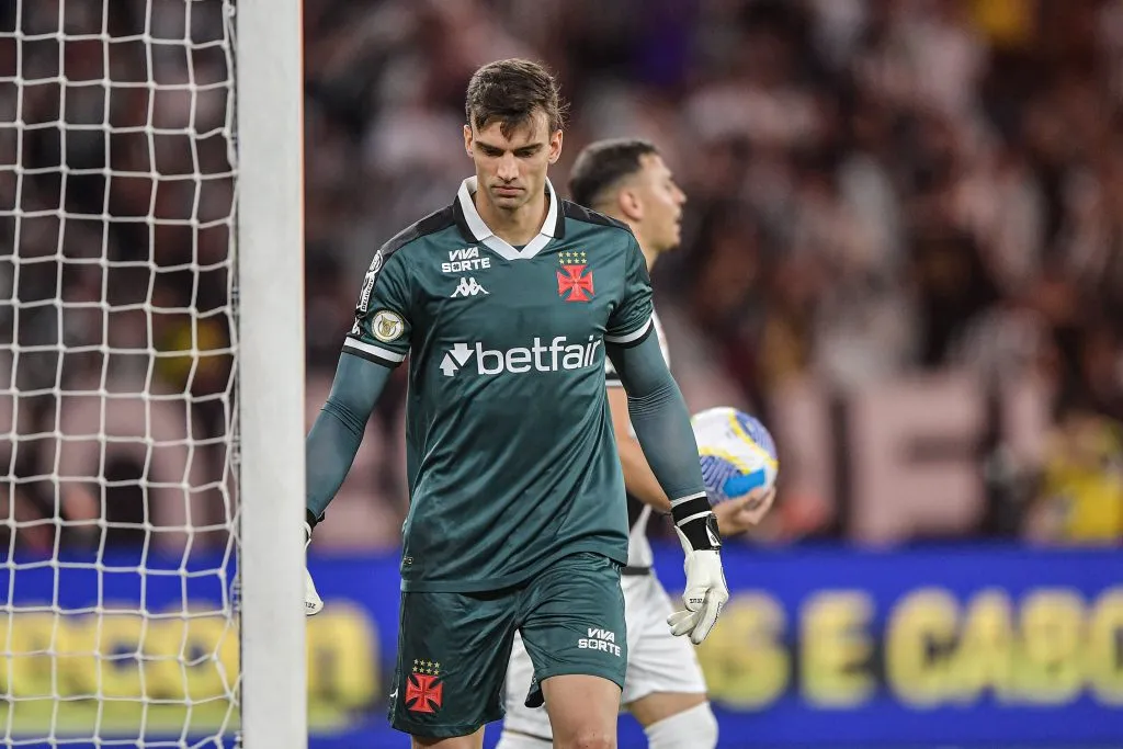 Vasco melhorou a proposta para renovar com Léo Jardim – Foto: Thiago Ribeiro/AGIF.