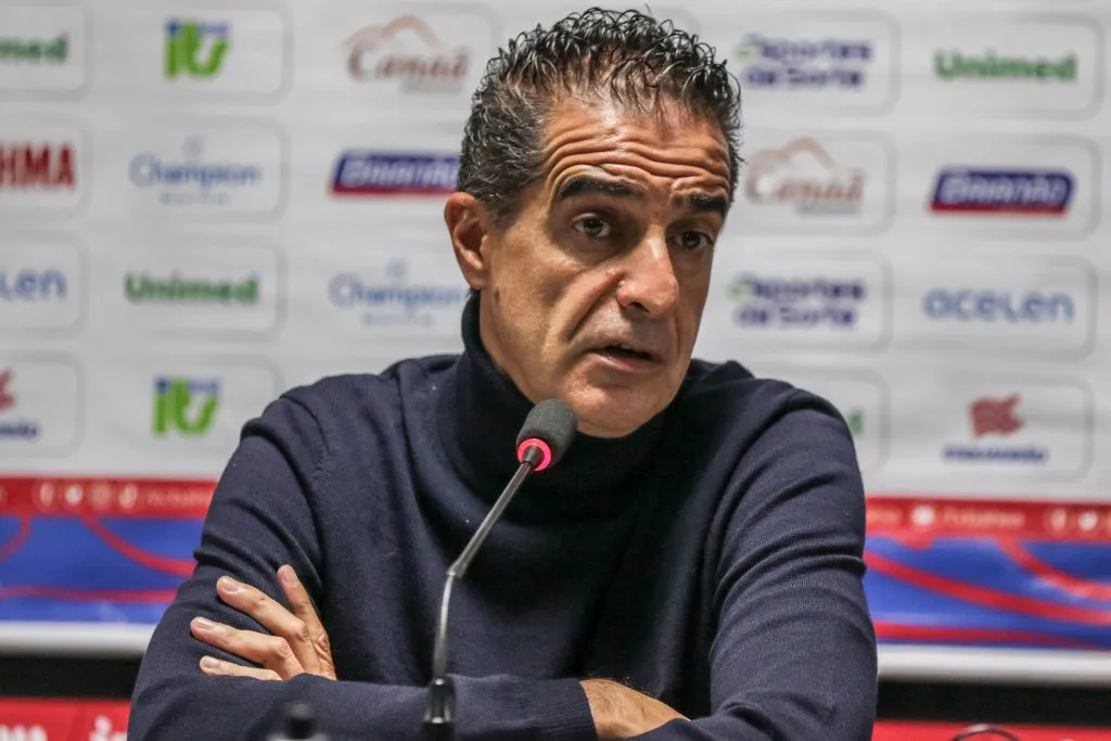 Renato Paiva durante entrevista coletiva após a partida contra o Athletico-PR no Campeonato Brasileiro de 2023. Foto: Robson Mafra/AGIF