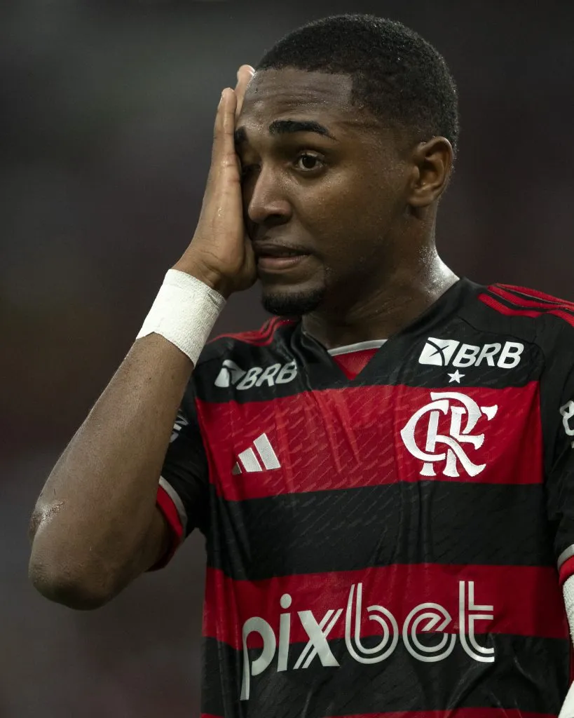 RJ – RIO DE JANEIRO – 13/06/2024 – BRASILEIRO A 2024, FLAMENGO X GREMIO – Lorran jogador do Flamengo lamenta durante partida contra o Gremio no estadio Maracana pelo campeonato Brasileiro A 2024. Foto: Jorge Rodrigues/AGIF