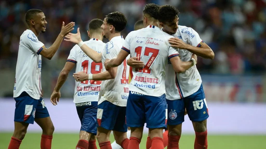 Lucho Rodriguez jogador do Bahia comemora seu gol com jogadores do seu time durante partida contra o Sampaio Correa no estadio Arena Fonte Nova pelo campeonato Copa Do Nordeste 2025. Foto: Jhony Pinho/AGIF