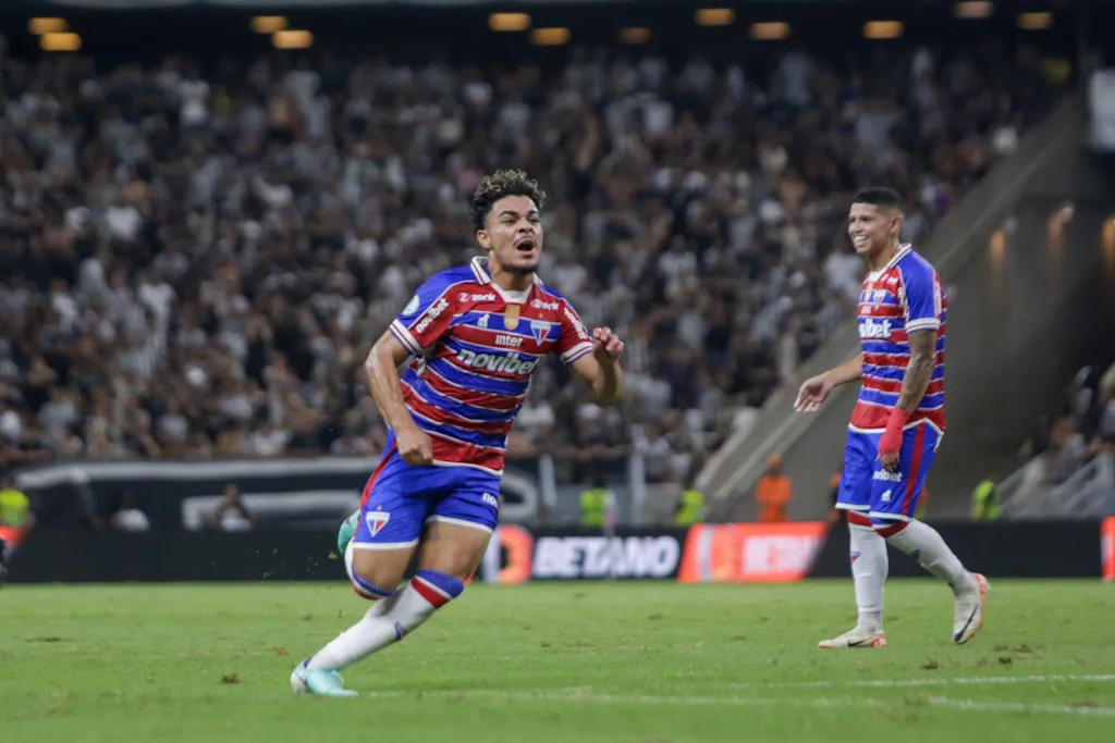 Kauan jogador do Fortaleza comemora seu gol durante partida contra o Ceara pelo campeonato Cearense 2024. Foto: Lucas Emanuel/AGIF