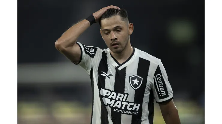 Óscar Romero durante confronto contra o Athletico-PR no Brasileirão 2024.
