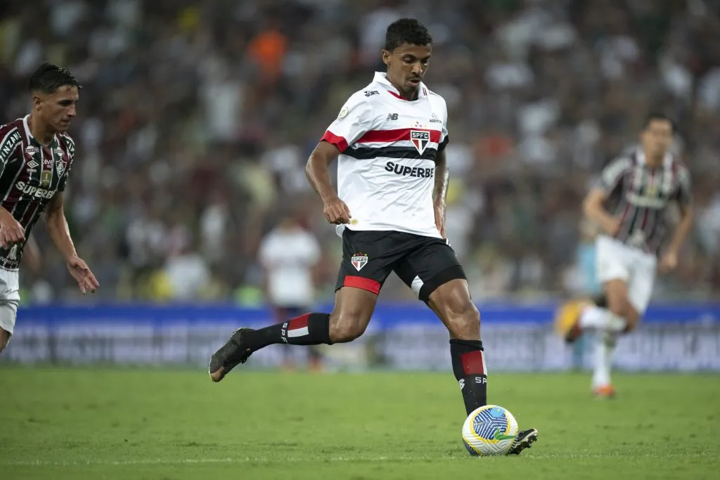 RJ – RIO DE JANEIRO – 01/09/2024 – BRASILEIRO A 2024, FLUMINENSE X SAO PAULO – Luiz Gustavo jogador do Sao Paulo durante partida contra o Fluminense no estadio Maracana pelo campeonato Brasileiro A 2024. Foto: Jorge Rodrigues/AGIF