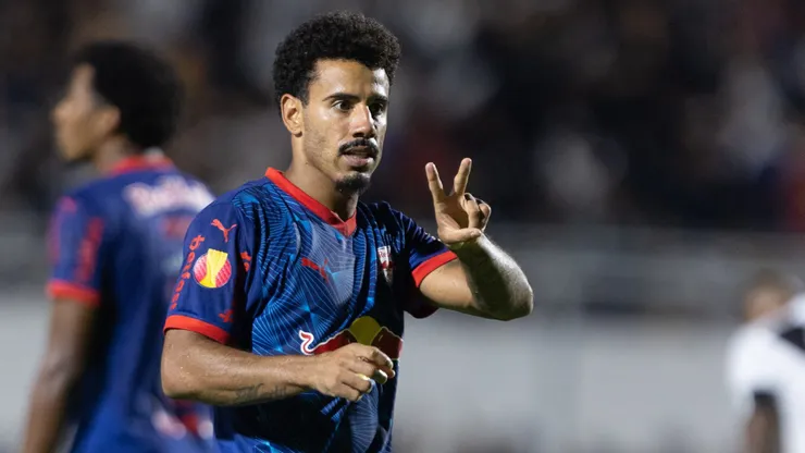 SP - CAMPINAS - 23/02/2025 - PAULISTA 2025, PONTE PRETA X BRAGANTINO - Lucas Evangelista jogador do Bragantino comemora seu gol durante partida contra o Ponte Preta no estadio Moises Lucarelli pelo campeonato Paulista 2025. Foto: Diogo Reis/AGIF