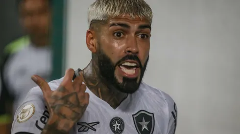 Alexander Barboza em confusão após confronto contra o Atlético-MG no Brasileirão 2024.
