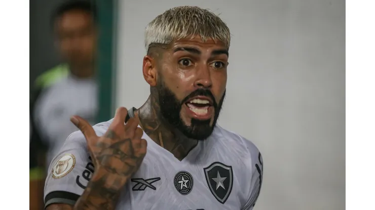 Alexander Barboza em confusão após confronto contra o Atlético-MG no Brasileirão 2024.