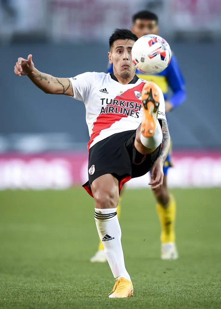 BUENOS AIRES, ARGENTINA – OCTOBER 03: Fabrizio Angileri of River Plate kicks the ball during a match between River Plate and Boca Juniors as part of Torneo Liga Profesional 2021 at Estadio Monumental Antonio Vespucio Liberti on October 03, 2021 in Buenos Aires, Argentina. (Photo by Marcelo Endelli/Getty Images)