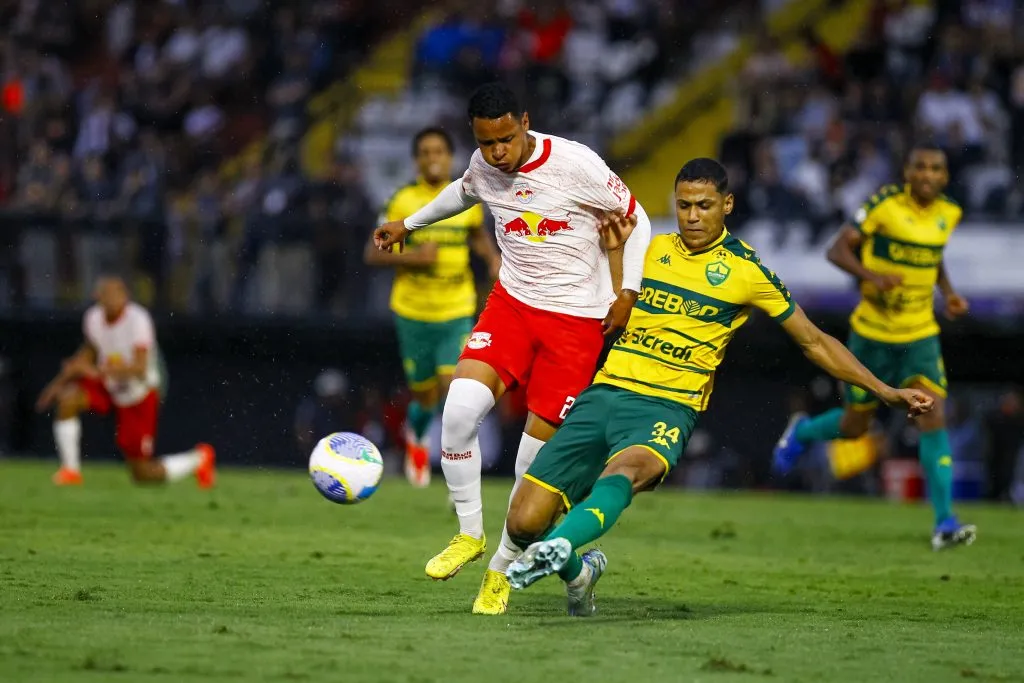Arthur Sousa durante partida entre Bragantino e Cuiabá no Campeonato Brasileiro de 2024. Foto: Marco Miatelo/AGIF
