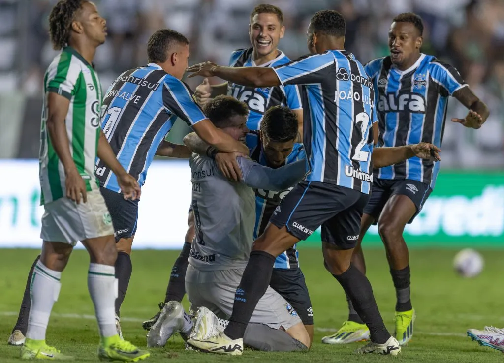 Jogadores do Grêmio comemorando classificação diante do Juventude para final do Campeonato Gaúcho de 2025. Foto: Liamara Polli/AGIF