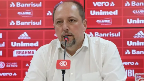 Foto: Ricardo Duarte/Internacional – Alessandro Barcellos durante entrevista coletiva no Internacional.