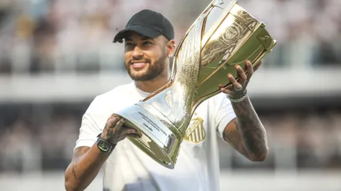 Neymar Junior com o troféu do campeonato paulista antes da partida entre Santos e Palmeiras no estadio Vila Belmiro.