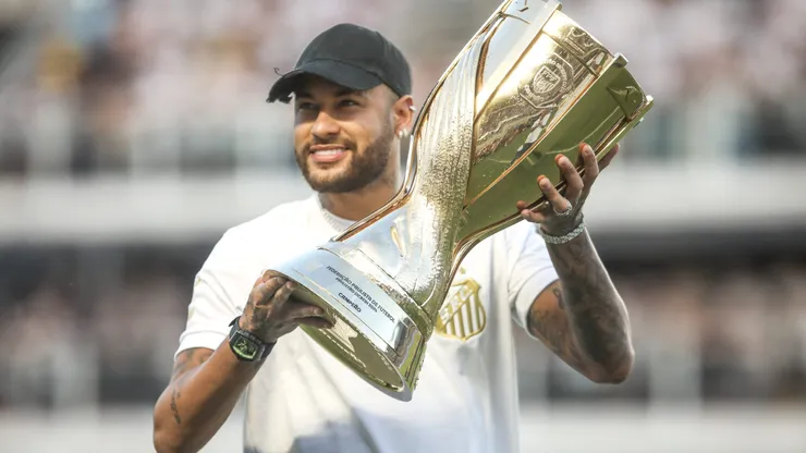 Neymar Junior com o troféu do campeonato paulista antes da partida entre Santos e Palmeiras no estadio Vila Belmiro.