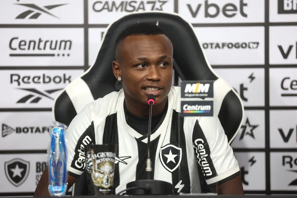 Foto: Vitor Silva/Botafogo – Nathan Fernandes durante apresentação no Botafogo.