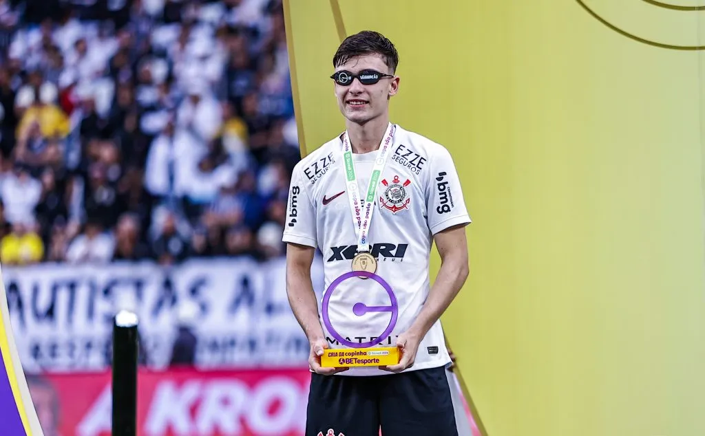 Breno Bidon jogador do Corinthians levanta a taca de campeao durante cerimonia de premiacao ao final da partida contra o Cruzeiro no estadio Arena Corinthians pela decisao do campeonato Copa Sao Paulo 2024. Foto: Fabio Giannelli/AGIF