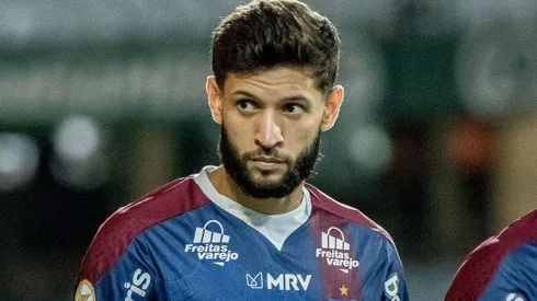 Juninho Capixaba jogador do Fortaleza durante execucao do hino nacional antes da partida contra o Coritiba no estadio Couto Pereira pelo campeonato Brasileiro A 2022.