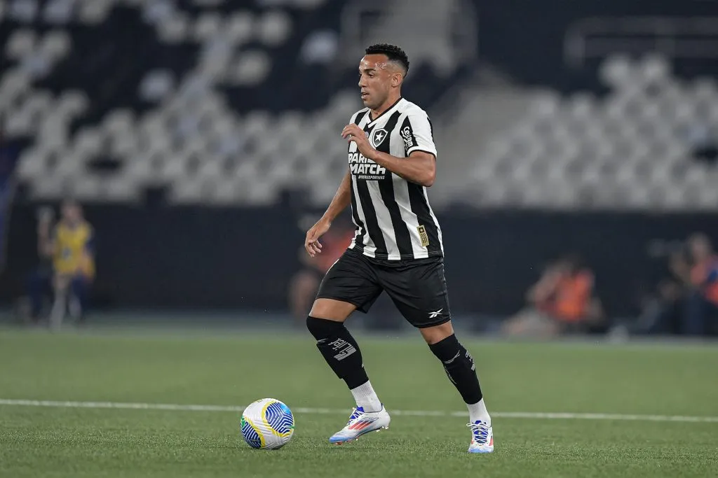 Marcal jogador do Botafogo durante partida contra o Fortaleza pelo campeonato Brasileiro A 2024. Foto: Thiago Ribeiro/AGIF