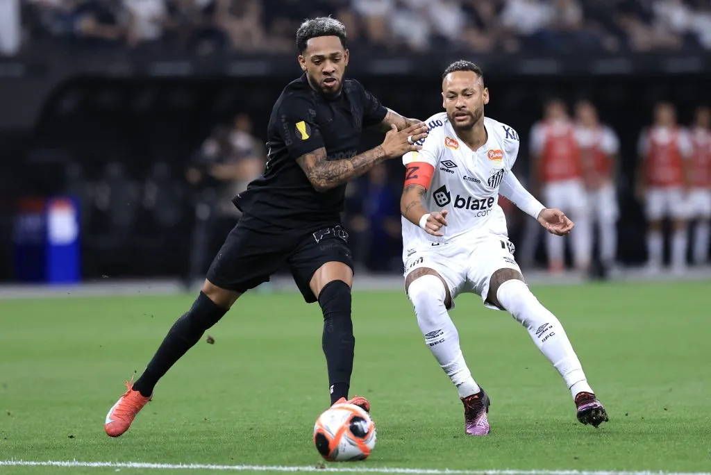 Jose Martinez jogador do Corinthians disputa lance com Neymar Jr. jogador do Santos durante partida no estadio Arena Corinthians pelo campeonato Paulista 2025. Foto: Marcello Zambrana/AGIF