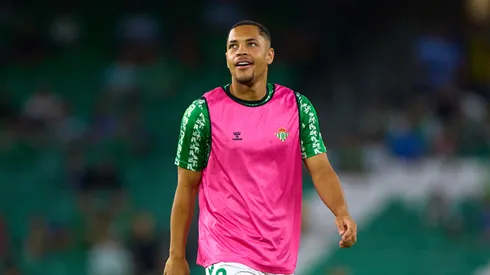 Vitor Roque, do Real Betis Balompié, se aquece antes da partida da LaLiga entre o Real Betis Balompie e o RCD Mallorca no Estádio Benito Villamarin em 23 de setembro de 2024 em Sevilha, Espanha. (Foto de Fran Santiago/Getty Images)