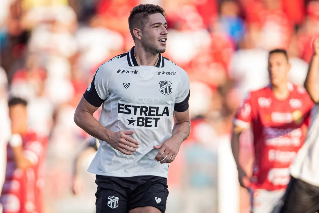 Bissoli comemorando gol durante partida contra o Vila Nova-GO na Série B de 2023. Foto: Isabela Azine/AGIF