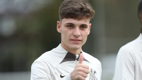 Breno Bidon durante treinamento do Corinthians em 2024.