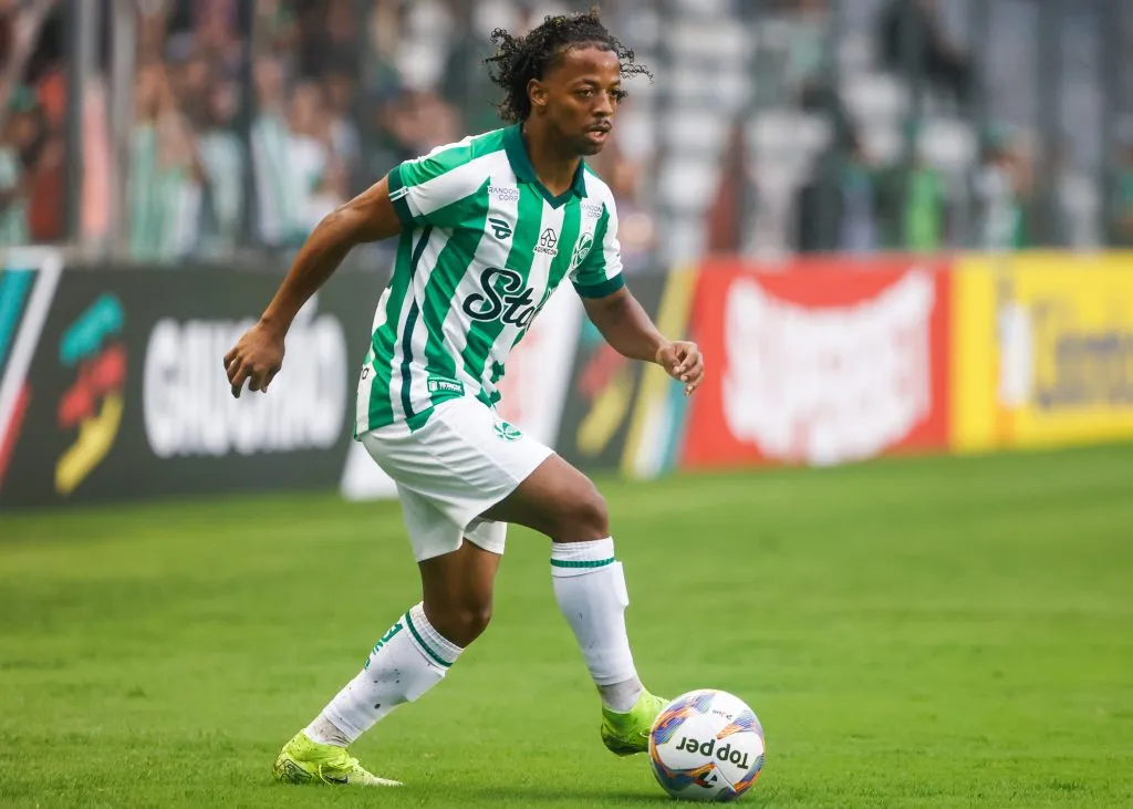 Ênio durante partida contra o Guarany no Campeonato Gaúcho de 2025. Foto: Luiz Erbes/AGIF