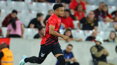Foto: José Tramontin/athletico.com.br - Léo Derik durante confronto contra o Rio Branco no Campeonato Paranaense de 2025.