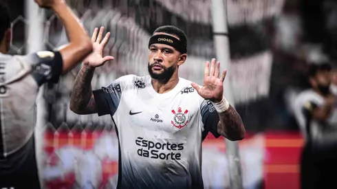 Memphis Depay em partida pelo Corinthians. Foto: Leonardo Lima/AGIF