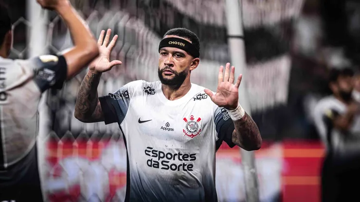 Memphis Depay em partida pelo Corinthians. Foto: Leonardo Lima/AGIF