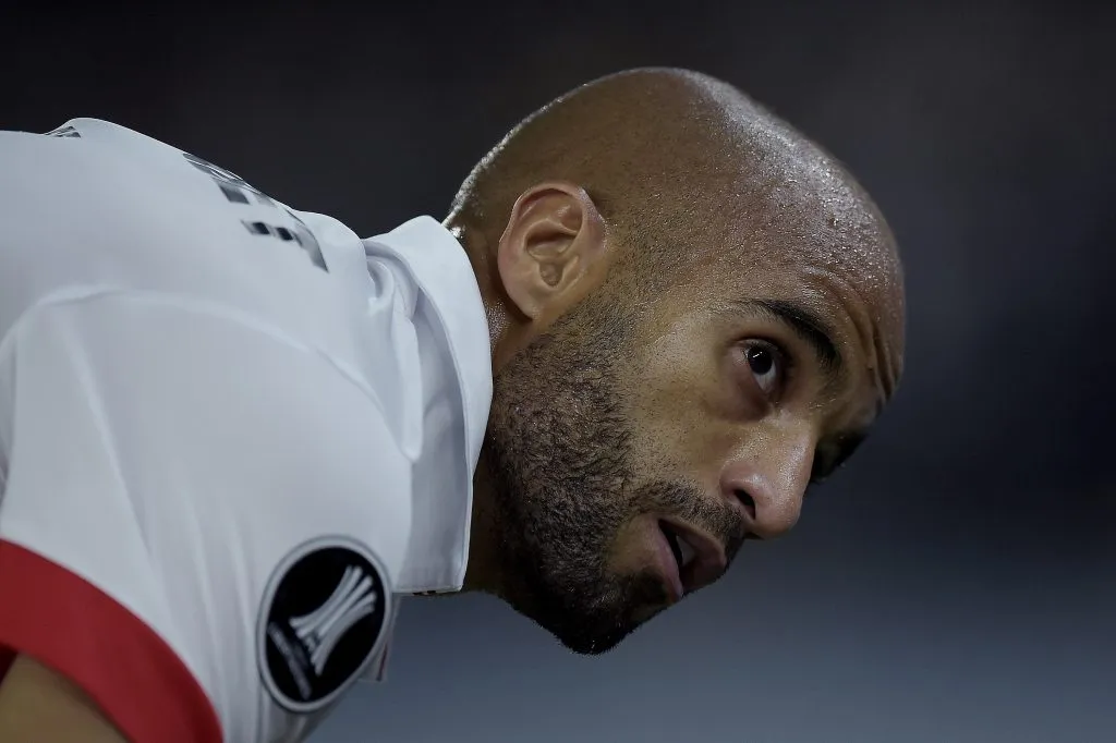 RJ – RIO DE JANEIRO – 18/09/2024 – COPA LIBERTADORES 2024, BOTAFOGO X SAO PAULO – Lucas Moura jogador do Sao Paulo durante partida contra o Botafogo no estadio Engenhao pelo campeonato Copa Libertadores 2024. Foto: Alexandre Loureiro/AGIF