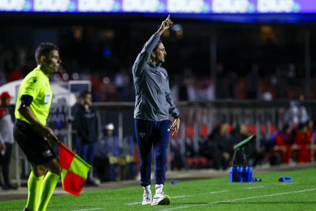 Luis Zubeldía técnico do Saão Paulo durante partida contra o Athletico-PR  pelo campeonato Brasileiro A 2024. Foto: Marco Miatelo/AGIF