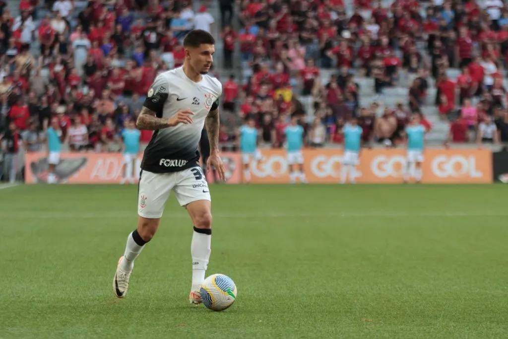 Leo Mana jogador do Corinthians durante partida contra o Athletico-PR pelo campeonato Brasileiro A 2024. Foto: Robson Mafra/AGIF