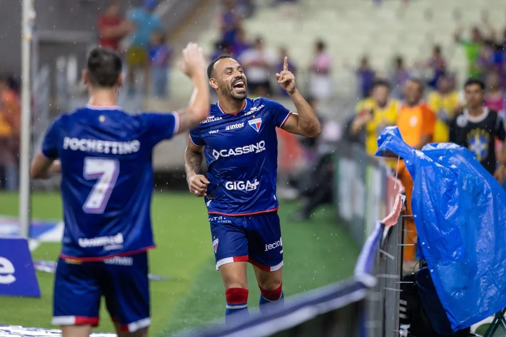 Moises jogador do Fortaleza comemora seu gol durante partida contra o Ferroviario no estadio Arena Castelao pelo campeonato Copa Do Nordeste 2025. Foto: Baggio Rodrigues/AGIF