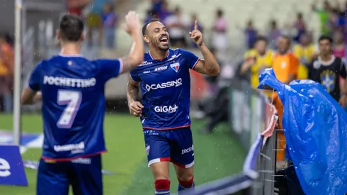 CE – FORTALEZA – 05/03/2025 – COPA DO NORDESTE 2025, FORTALEZA X FERROVIARIO – Moises jogador do Fortaleza comemora seu gol durante partida contra o Ferroviario no estadio Arena Castelao pelo campeonato Copa Do Nordeste 2025. Foto: Baggio Rodrigues/AGIF