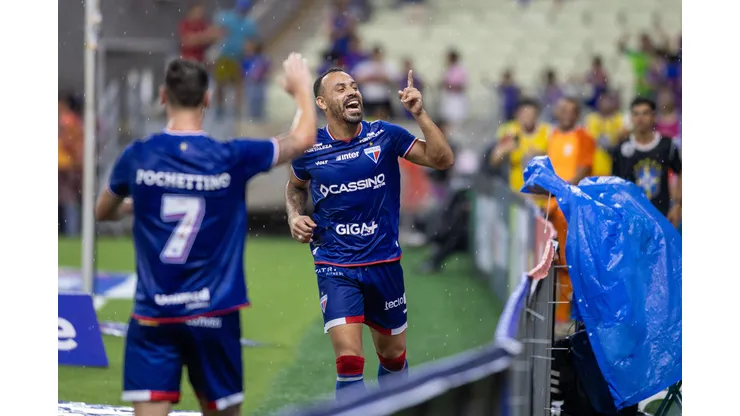 CE - FORTALEZA - 05/03/2025 - COPA DO NORDESTE 2025, FORTALEZA X FERROVIARIO - Moises jogador do Fortaleza comemora seu gol durante partida contra o Ferroviario no estadio Arena Castelao pelo campeonato Copa Do Nordeste 2025. Foto: Baggio Rodrigues/AGIF