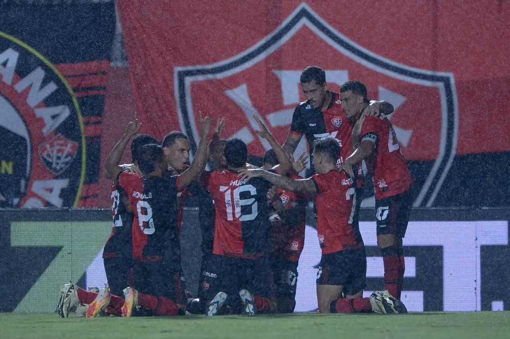 Hugo jogador do Vitoria comemora seu gol durante partida contra o Altos no estadio Barradao pelo campeonato Copa Do Nordeste 2025. Foto: Jhony Pinho/AGIF