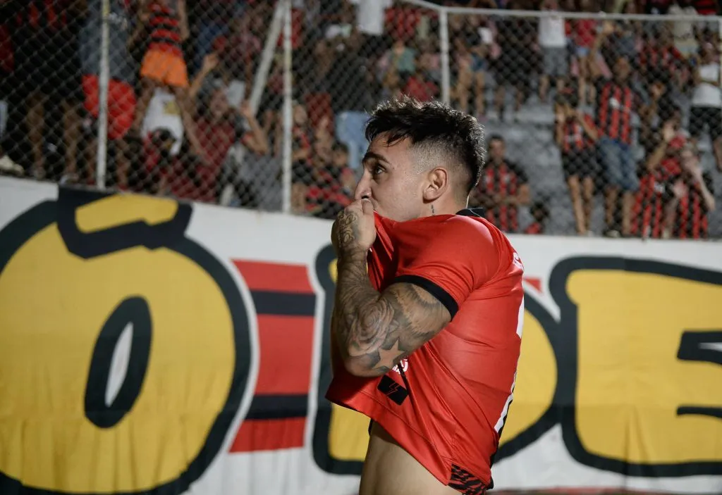 BA – SALVADOR – 11/02/2025 – COPA DO NORDESTE 2025, VITORIA X FERROVIARIO – Gustavo Mosquito jogador do Vitoria comemora seu gol durante partida contra o Ferroviario no estadio Barradao pelo campeonato Copa Do Nordeste 2025. Foto: Jhony Pinho/AGIF