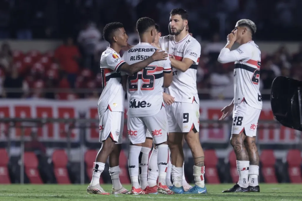 Jogadores do Sao Paulo comemoram vitoria ao final da partida contra o Novorizontino no estadio Morumbi pelo campeonato Paulista 2025. Foto: Marcello Zambrana/AGIF