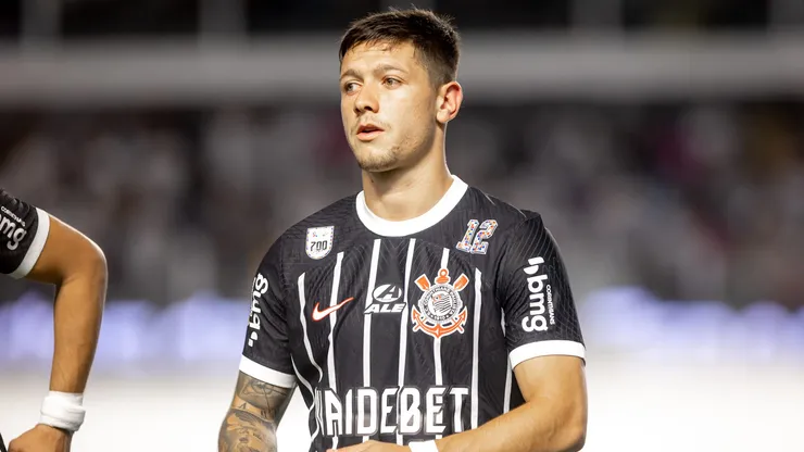 Rodrigo Garro do Santos durante execucao do hino nacional antes da partida contra o Corinthians no estadio Vila Belmiro pelo campeonato Paulista 2024.