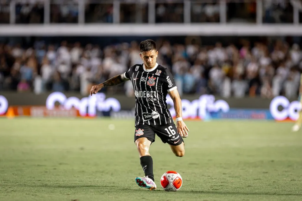 SP – SANTOS – 07/02/2024 – PAULISTA 2024, SANTOS X CORINTHIANS – Rodrigo Garro jogador do Corinthians durante partida contra o Santos no estadio Vila Belmiro pelo campeonato Paulista 2024. Foto: Leonardo Lima/AGIF