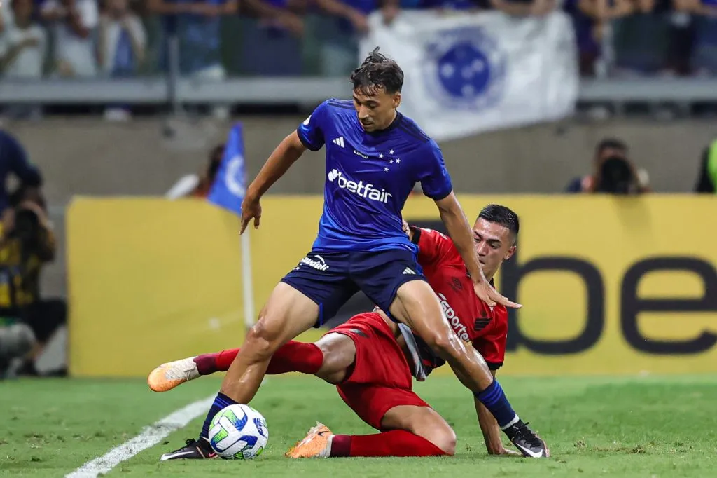 MG – BELO HORIZONTE – 30/11/2023 – BRASILEIRO A 2023, CRUZEIRO X ATHLETICO-PR – Japa jogador do Cruzeiro disputa lance com Cuello jogador do Athletico-PR durante partida no estadio Mineirao pelo campeonato Brasileiro A 2023. Foto: Gilson Lobo/AGIF