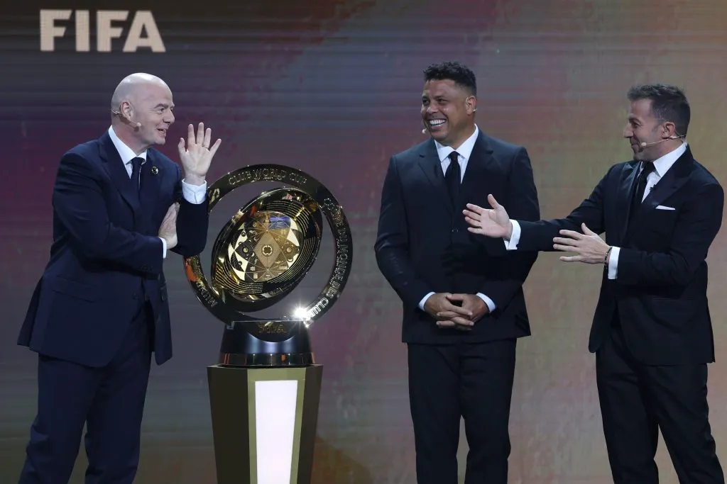 O presidente da FIFA, Gianni Infantino, Ronaldo e Alessandro Del Piero apresentam o Troféu da Copa do Mundo de Clubes da FIFA durante o sorteio da Copa do Mundo de Clubes da FIFA de 2025 nos Estúdios Telemundo em 05 de dezembro de 2024 em Miami, Flórida. (Foto de Brennan Asplen/Getty Images)