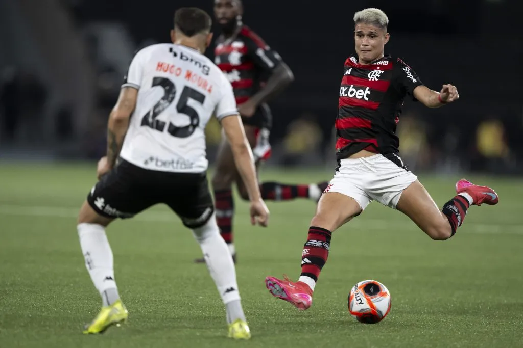 Luiz Araújo jogador do Flamengo durante partida contra o Vasco no estádio Engenhão pelo campeonato Carioca 2025. Foto: Jorge Rodrigues/AGIF