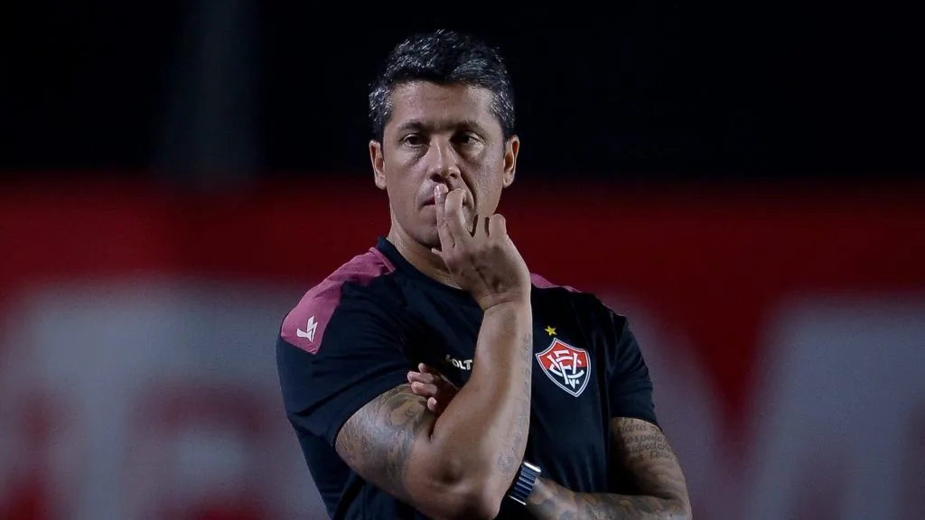 Carpini durante partida contra o Altos no Barradão pela Copa Do Nordeste 2025. Foto: Jhony Pinho/AGIF