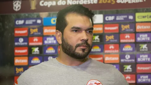 André Caldas Auxiliar-Técnico do Náutico durante a partida entre Náutico e Juazeirense no estádio dos Aflitos em Recife (PE), pela Copa do Nordeste 2025. Foto: Marlon Costa/AGIF
