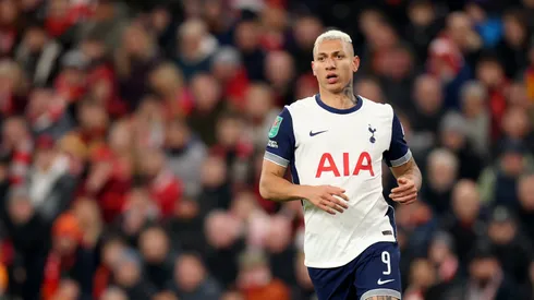 Richarlison do Tottenham Hotspur durante a partida de volta da semifinal da Copa da Liga Inglesa entre Liverpool e Tottenham Hotspur em Anfield em 06 de fevereiro de 2025 em Liverpool, Inglaterra. (Foto de Carl Recine/Getty Images)