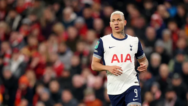 Richarlison do Tottenham Hotspur durante a partida de volta da semifinal da Copa da Liga Inglesa entre Liverpool e Tottenham Hotspur em Anfield em 06 de fevereiro de 2025 em Liverpool, Inglaterra. (Foto de Carl Recine/Getty Images)