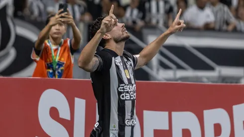 Pedro Raul comemorando gol durante confronto contra o Maracanã no Campeonato Cearense de 2025.