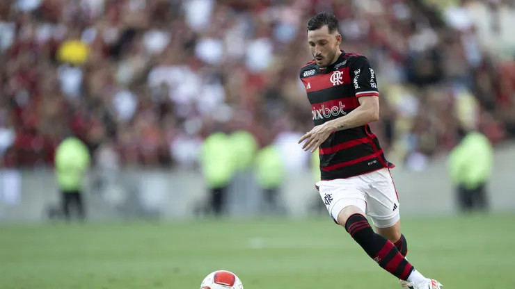 RJ - RIO DE JANEIRO - 02/03/2024 - CARIOCA 2024, FLAMENGO X MADUREIRA - Mathias Vina jogador do Flamengo durante partida contra o Madureira no estadio Maracana pelo campeonato Carioca 2024. Foto: Jorge Rodrigues/AGIF
