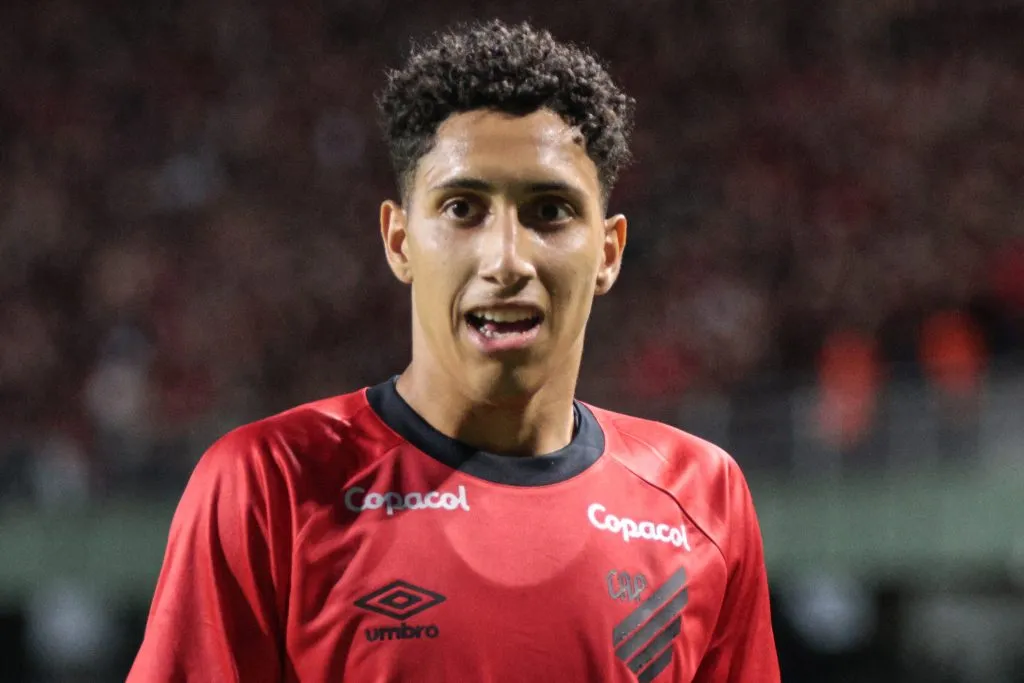 PR – CURITIBA – 18/02/2024 – PARANAENSE 2024, CORITIBA X ATHLETICO-PR – Felipinho jogador do Athletico-PR durante partida contra o Coritiba no estadio Couto Pereira pelo campeonato Paranaense 2024. Foto: Robson Mafra/AGIF