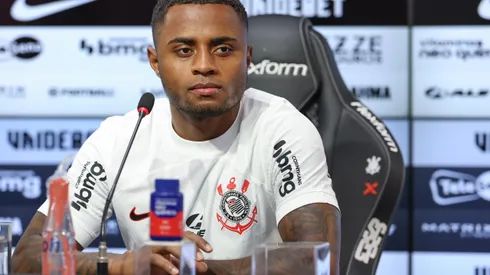 Diego Palacios durante entrevista de apresentação no Corinthians.